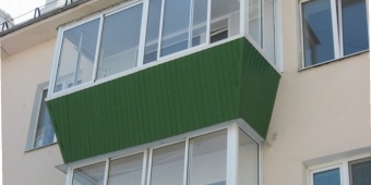 Балкон с выносом в три стороны с крышей