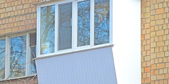 Аккуратный балкончик с выносом, закрытый от любопытных соседей
